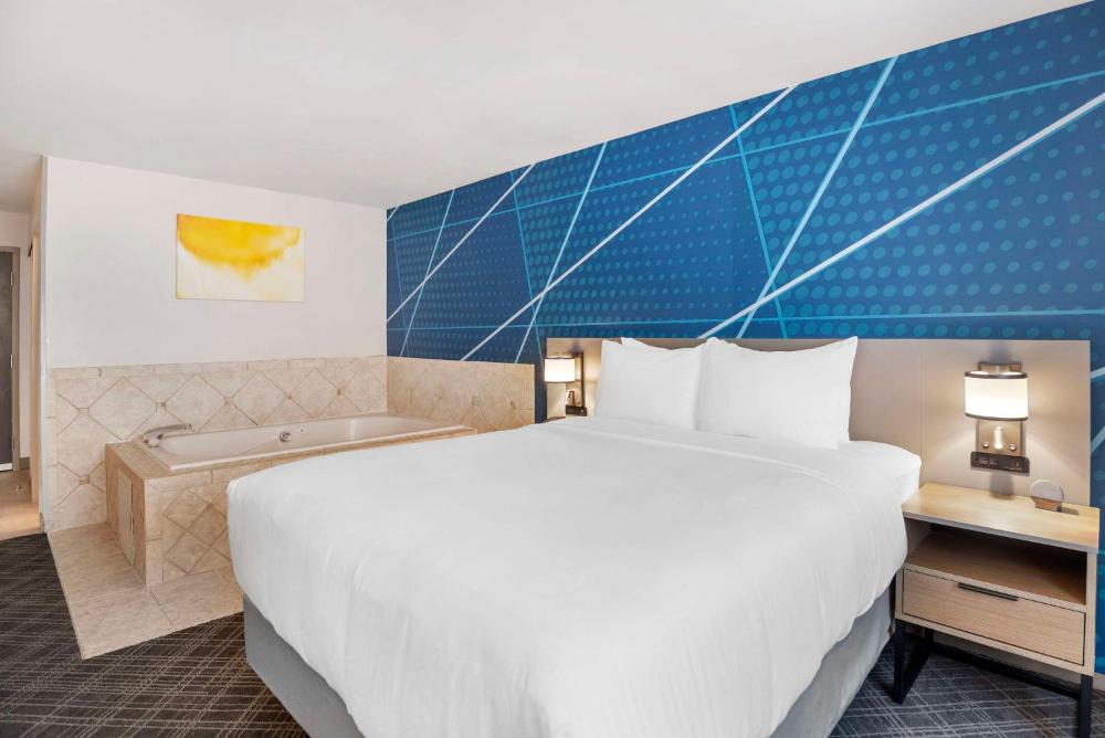 Superior Queen Room with In-Room Whirlpool - Non Smoking interior
